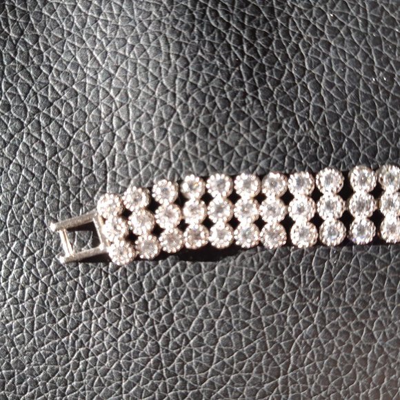 Beautiful white crystal stone bracelet - Picture 4 of 8